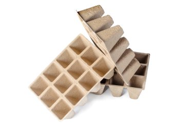 Eko tohumlama tepsileri beyaz yüzey üzerinde bahçe ve ekme için yan yana