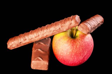 Sağlıklı çerez seçimi. Taze meyveler çikolatadan daha iyi bir seçenek sunuyor..