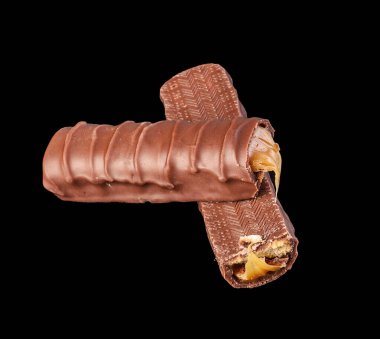 Siyah arka planda çikolata, soyut gıda konsepti