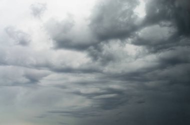 Yağmurlu ve kümülüs bulutlu kara fırtınalı gökyüzü