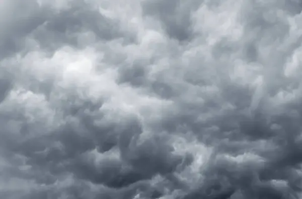 Kara yağmur bulutları ve ağır atmosferli kıyamet fırtınası.