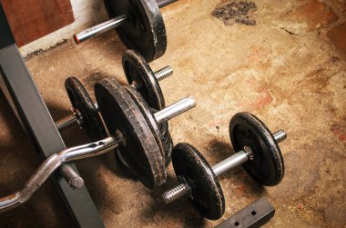 Bodrumda halterli ve halterli eski usul spor salonu.