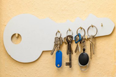 Duvarında çeşitli anahtarlar asılı anahtar sahibi