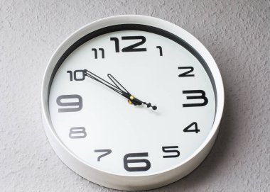 Gri arkaplanda yuvarlak beyaz duvar saati