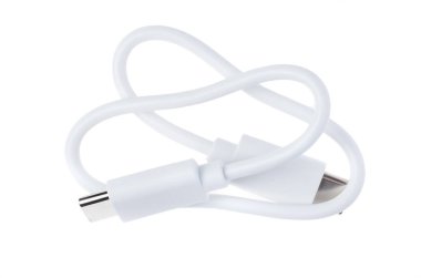 Beyaz arka grupta USB bağlantısıyla C tipi şarj kablosu