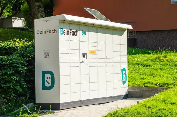 Iserlohn Almanya 'da güneş panelleri olan DHL Paket İstasyonu Haziran 2025