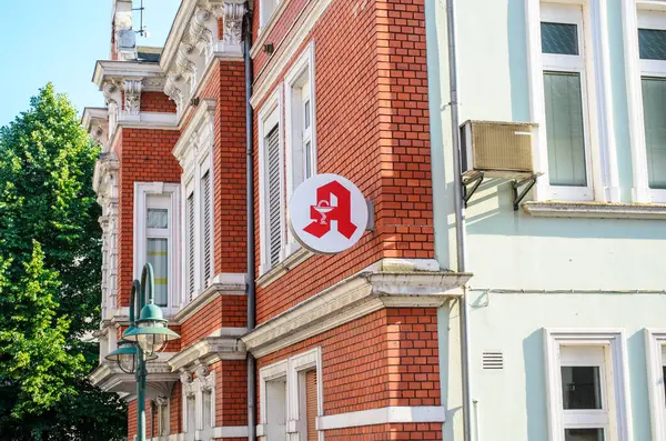 Almanya 'nın Iserlohn kentindeki konut duvarındaki eczane işareti Haziran 2025