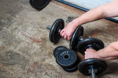 Kol plakalı ve elinde metal tutacağı olan bir spor salonu.