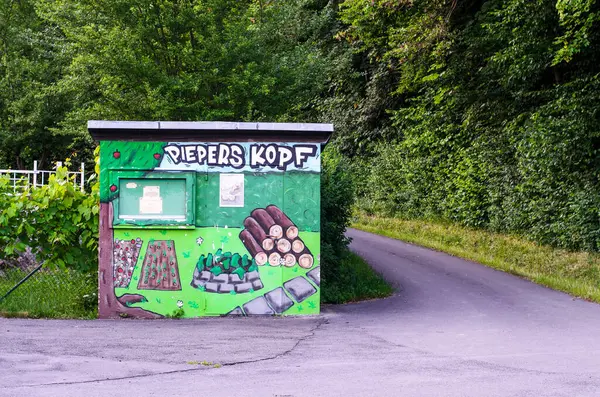 Iserlohn, Almanya, Haziran 2025, yol kenarındaki RIEPERS KOPF harfleriyle boyanmış.