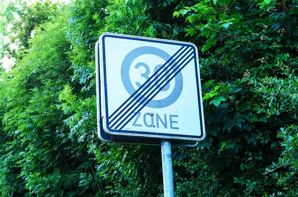 Iserlohn, Almanya, Haziran 2025, yeşillikte hız sınırı işaretinin sonu