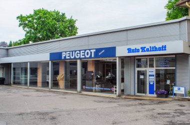 Iserlohn, Almanya, Haziran 2025, Peugeot Auto Kalthoff araba galerisi dış görünüm