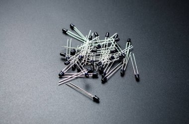 Elektronik kullanım için koyu arkaplanda siyah kızılötesi fotodiyotlar düzenlendi