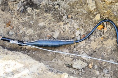 Yer kablosu onarımı konnektör ve topraklama kablosu görünürde.