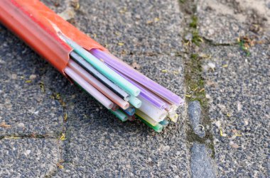 Plastik kılıfları ve geniş dış yalıtımı gösteren çok çekirdekli güç kablosu soyulmuş.