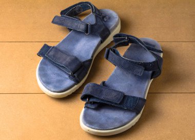 Ahşap arka planda kullanılmış mavi kadın sandaletleri üst görünüşte moda ayakkabıları yakın plan