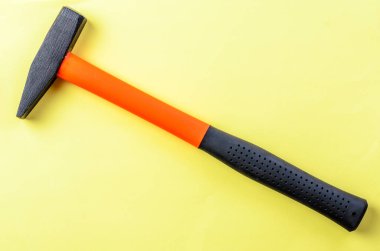 Parlak sarı arkaplanda çekiç aracı izole edilmiş yakın plan keskinliği