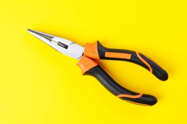 Metal pense yakın plan parlak sarı arka plan ve keskin detaylar.