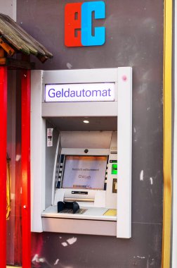 Augsburg Almanya 29 Haziran 2025 ATM para makinesi bina duvarında