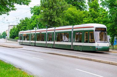 Augsburg Almanya 29 Haziran 2025 şehir sokak başyazısında yeşil tramvay