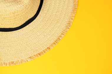 Yaz plajı şapkasının parlak sarı arka grubunda üst görüntüsü