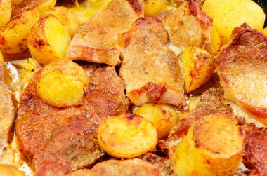 Fırında fırında fırınlanmış domuz eti, sağlıksız yağlı abur cubur.