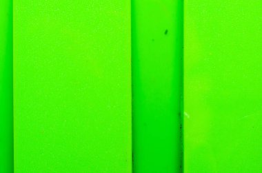 Dikey çizgileri olan parlak neon yeşil arkaplan dinamik modern doku yaratıyor