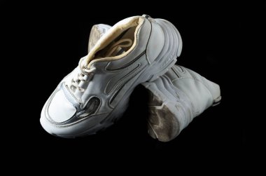 Siyah arka planda beyaz spor ayakkabıları, klasik spor ayakkabıları stüdyosu.