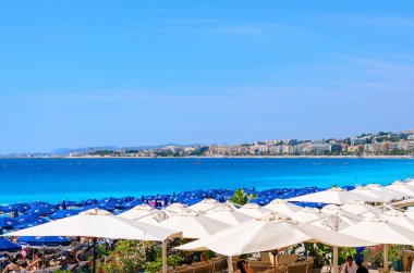 Cannes, Provence-Alpes-Cte dAzur, Fransa - 26 Haziran 2025: Cannes şehir merkezinde yürüyen insanların bulunduğu meydandaki kulelerin manzarası 