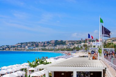 Cannes, Provence-Alpes-Cte dAzur, Fransa - 26 Haziran 2025: Cannes şehir merkezinde yürüyen insanların bulunduğu meydandaki kulelerin manzarası 