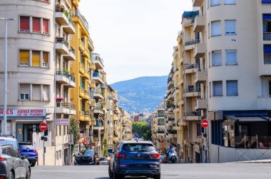 Cannes, Provence-Alpes-Cte dAzur, Fransa - 26 Haziran 2025: Cannes şehir merkezinde yürüyen insanların bulunduğu meydandaki kulelerin manzarası 