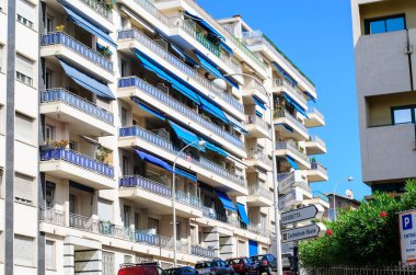 Cannes, Provence-Alpes-Cte dAzur, Fransa - 26 Haziran 2025: Cannes şehir merkezinde yürüyen insanların bulunduğu meydandaki kulelerin manzarası 