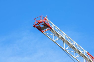 İnşaat alanında gökyüzü arkaplanı açık olan vinç patlamasına yakın çekim