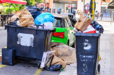 Cannes, Provence-Alpes-Cte dAzur, Fransa - 26 Haziran 2025: Cannes şehir merkezinde yürüyen insanların bulunduğu meydandaki kulelerin manzarası 