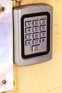 Elektronik tuş takımının kilidi modern ön kapıda metal saplı.