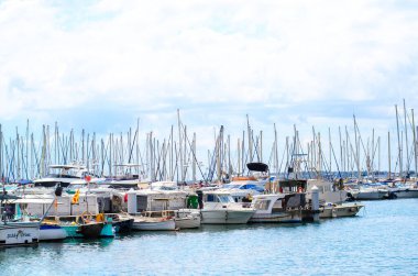 Cannes, Provence-Alpes-Cte dAzur, Fransa - 26 Haziran 2025: Cannes şehir merkezinde yürüyen insanların bulunduğu meydandaki kulelerin manzarası 