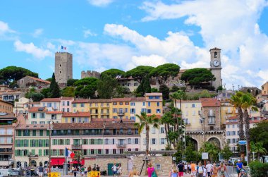 Cannes, Provence-Alpes-Cte dAzur, Fransa - 26 Haziran 2025: Cannes şehir merkezinde yürüyen insanların bulunduğu meydandaki kulelerin manzarası 