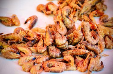 Pazar tezgahında buzlu pişirilmiş karidesin yakın plan görüntüsü