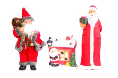 İki Noel Baba figürü ve beyaz arka planda bir ev.