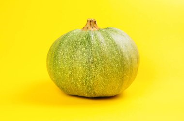 Sararmış engebeli yeşil kabaklı sebze..