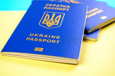 Kyiv, Ukrayna - 7 Ağustos 2025: Sembolik ulusal renklerde üç Ukrayna pasaportlu grup