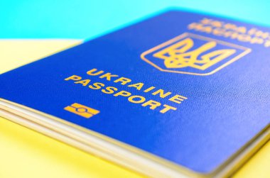 Kyiv, Ukrayna - 7 Ağustos 2025: Sembolik sarı ve mavi arka planda Ukrayna pasaportu