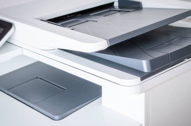 Bir ofiste çok fonksiyonlu yazıcı veya tarayıcı