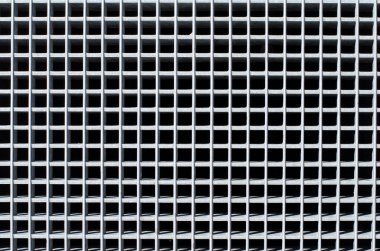 Geometrik dokusu ve endüstriyel tasarımı olan metal ızgara yapısının soyut deseni