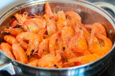 Renkli ve lezzetli pişmiş karides servis için hazır.