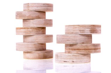 Beyaz arka planda el işleri ve dekoratif projeler için ayakta duran ve birbirlerinin üzerine uzanan yuvarlak kontrplak boşluklarının yan görünümü