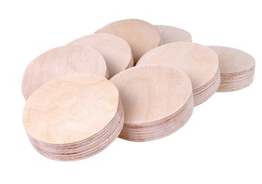 Birçok yuvarlak kontrplak boş el sanatları ve dekoratif projeler için beyaz arka planda dağınık