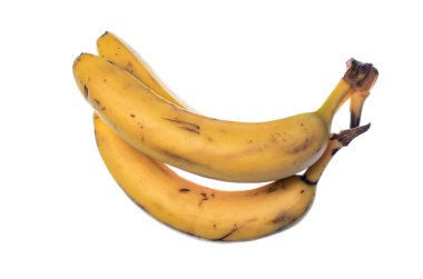 Beyaz yüzeyde duran taze olgun muzlar sağlıklı besin konsepti için izole edilmiş.