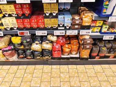 ISERLOHN, GERMANY 27 Eylül 2025: Netto süpermarket koridorunda fiyat etiketleri sergilenen donmuş gıda ürünleri 