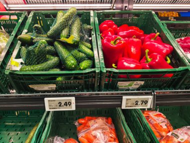 ISERLOHN, GERMANY 27 Eylül 2025: Netto süpermarket koridorunda fiyat etiketleri sergilenen donmuş gıda ürünleri 