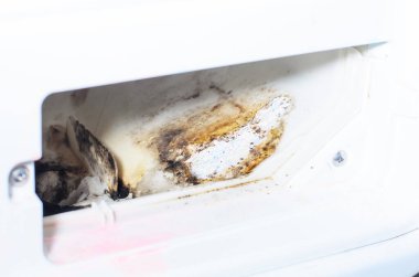 Küf ve kir ile çamaşır makinesi çekmecesini kapat